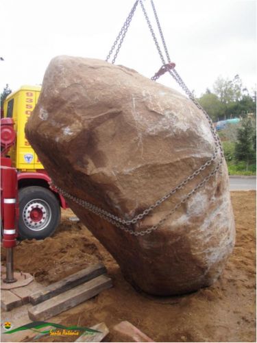 Colocação de pedra de 15000kg na Rotunda a Oeste do Santo